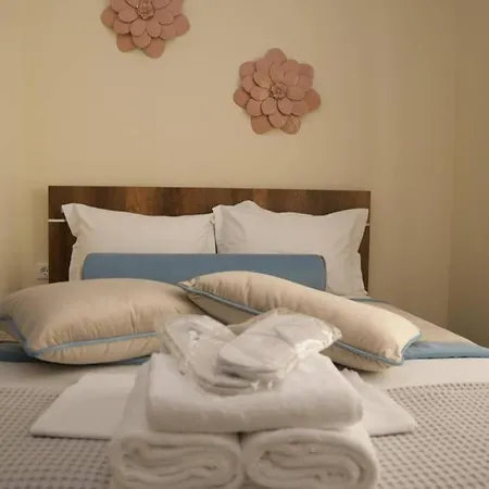 Strata Deluxe Apt. דירה